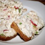 Pasta z makreli to jedno z najpopularniejszych polskich smarowideł do chleba.