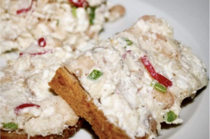 Pasta z makreli to jedno z najpopularniejszych polskich smarowideł do chleba.