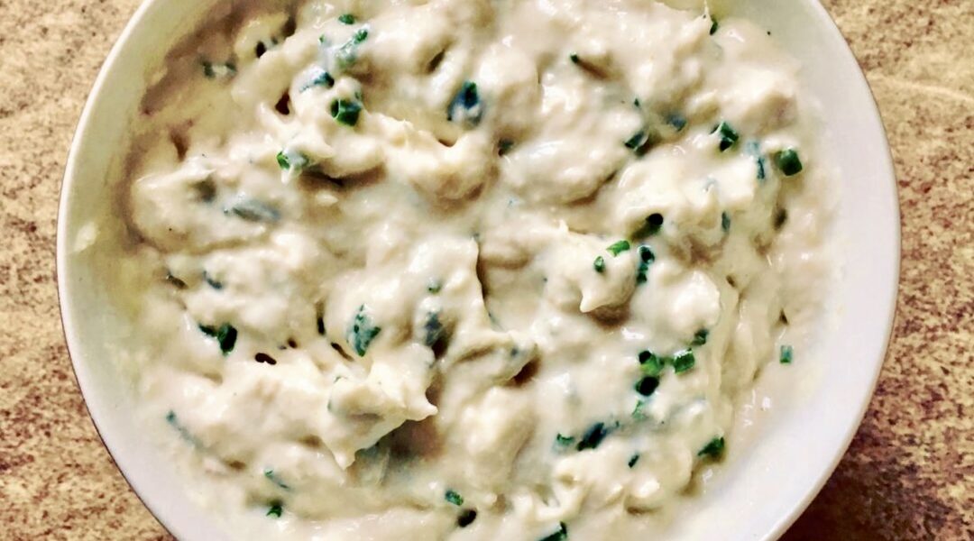 Pasta z odsączonego tuńczyka z puszki zmiksowanego razem z puszystym serkiem kozim i sokiem z limonki.