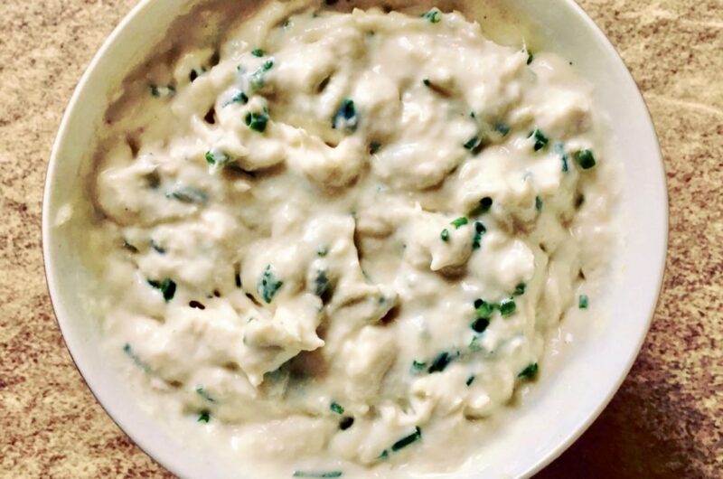 Pasta z odsączonego tuńczyka z puszki zmiksowanego razem z puszystym serkiem kozim i sokiem z limonki.