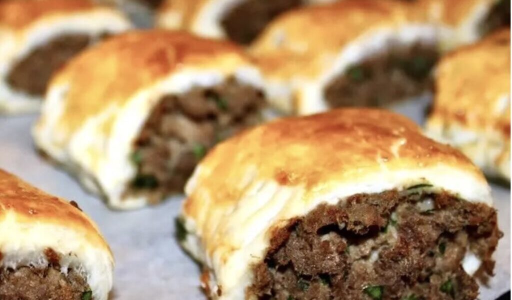 Paszteciki mięsne, czyli gotowane w rosole, a następnie zmielone mięso z dodatkiem smażonej cebuli rozłożone na cieście francuskim, zawinięte, a następnie pieczone i krojone na paszteciki.