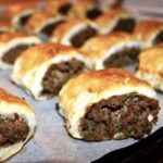 Paszteciki mięsne, czyli gotowane w rosole, a następnie zmielone mięso z dodatkiem smażonej cebuli rozłożone na cieście francuskim, zawinięte, a następnie pieczone i krojone na paszteciki.