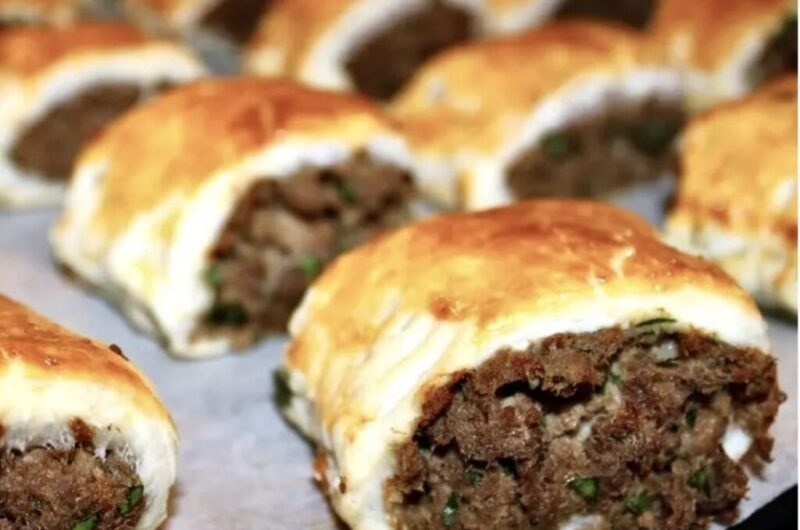 Paszteciki mięsne, czyli gotowane w rosole, a następnie zmielone mięso z dodatkiem smażonej cebuli rozłożone na cieście francuskim, zawinięte, a następnie pieczone i krojone na paszteciki.