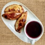 Paszteciki z mięsem to chrupiące ciasto wypełnione farszem mięsnym idealne do podawania z barszczem czerwonym.