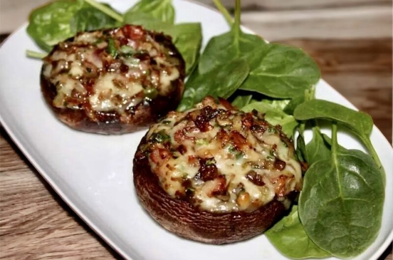 Pieczarki faszerowane szynką szwarcwaldzką, serem, cebulą i dymką, a następnie zapieczone.