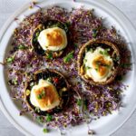 Pieczarki zapiekane z żółtym serem wypełnione są kawałkami twardego sera z dodatkiem chilli, musztardy, skórki z limonki, czosnku i dymki, a następnie zapiekane.