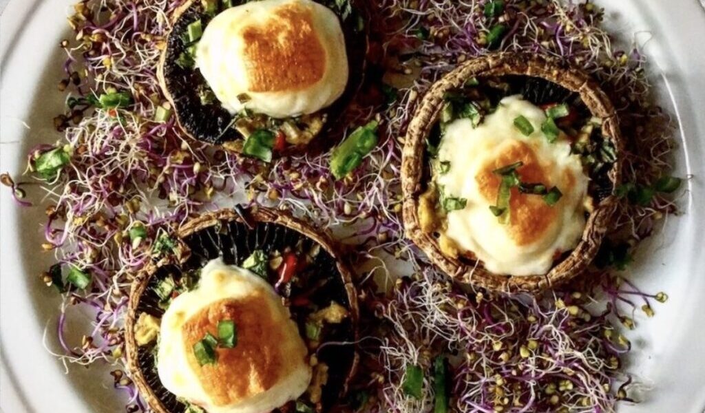 Pieczarki zapiekane z żółtym serem wypełnione są kawałkami twardego sera z dodatkiem chilli, musztardy, skórki z limonki, czosnku i dymki, a następnie zapiekane.