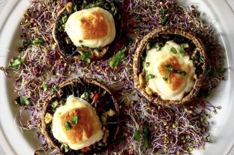 Pieczarki zapiekane z żółtym serem wypełnione są kawałkami twardego sera z dodatkiem chilli, musztardy, skórki z limonki, czosnku i dymki, a następnie zapiekane.