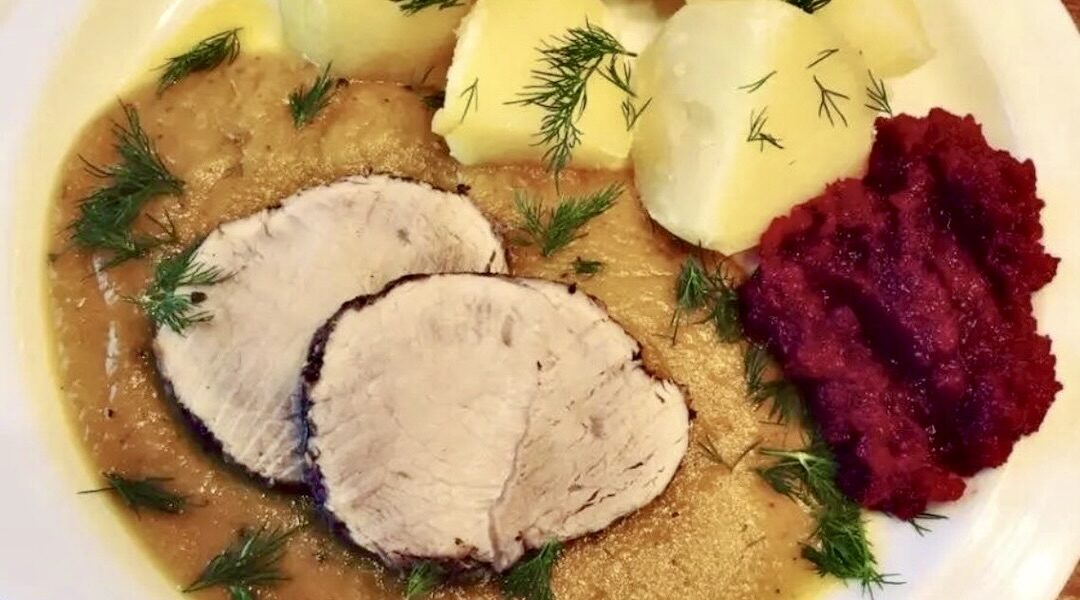 Pieczeń cielęca przygotowana została z kilogramowego kawałka mięsa, które najpierw zostało zamarynowane, a następnie upieczone w rękawie razem z warzywami.