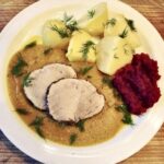 Pieczeń cielęca przygotowana została z kilogramowego kawałka mięsa, które najpierw zostało zamarynowane, a następnie upieczone w rękawie razem z warzywami.