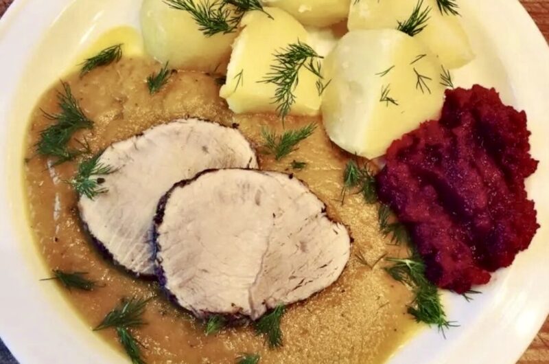 Pieczeń cielęca przygotowana została z kilogramowego kawałka mięsa, które najpierw zostało zamarynowane, a następnie upieczone w rękawie razem z warzywami.