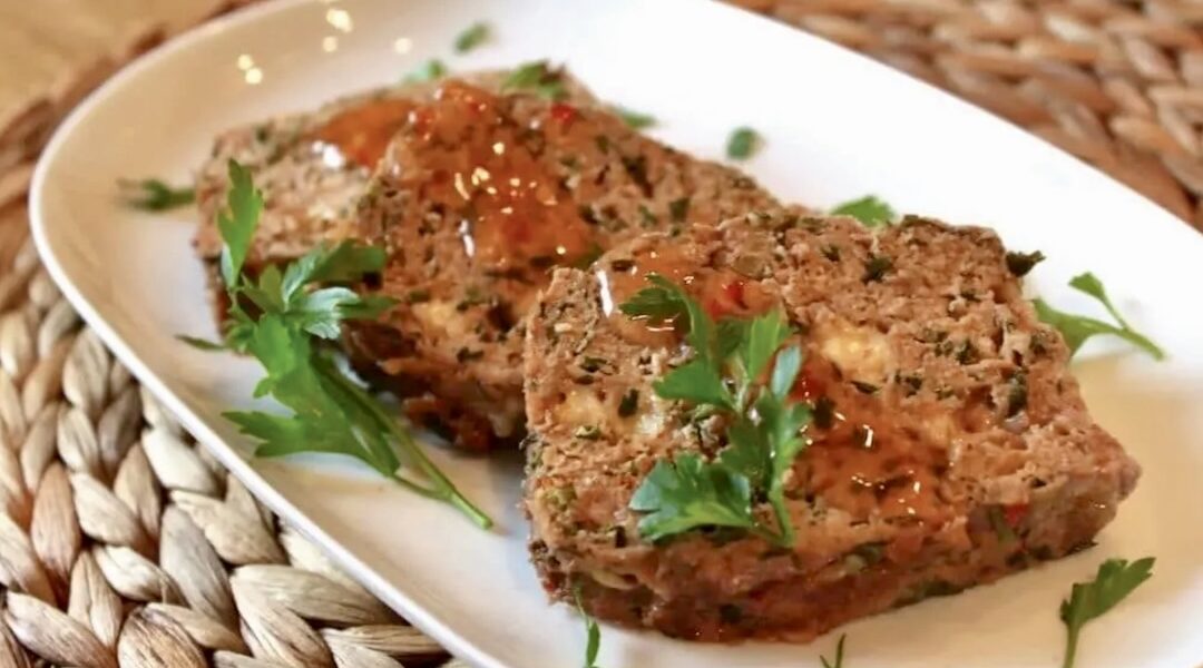 Pieczeń rzymska przyrządzona z mięsa mielonego z dodatkiem świeżych ziół oraz kawałków sera żółtego. Tak przygotowane mięso uformowano w dużego klopsa, a następnie włożono do naczynia żaroodpornego i upieczone.