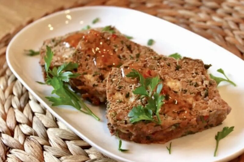 Pieczeń rzymska przyrządzona z mięsa mielonego z dodatkiem świeżych ziół oraz kawałków sera żółtego. Tak przygotowane mięso uformowano w dużego klopsa, a następnie włożono do naczynia żaroodpornego i upieczone.