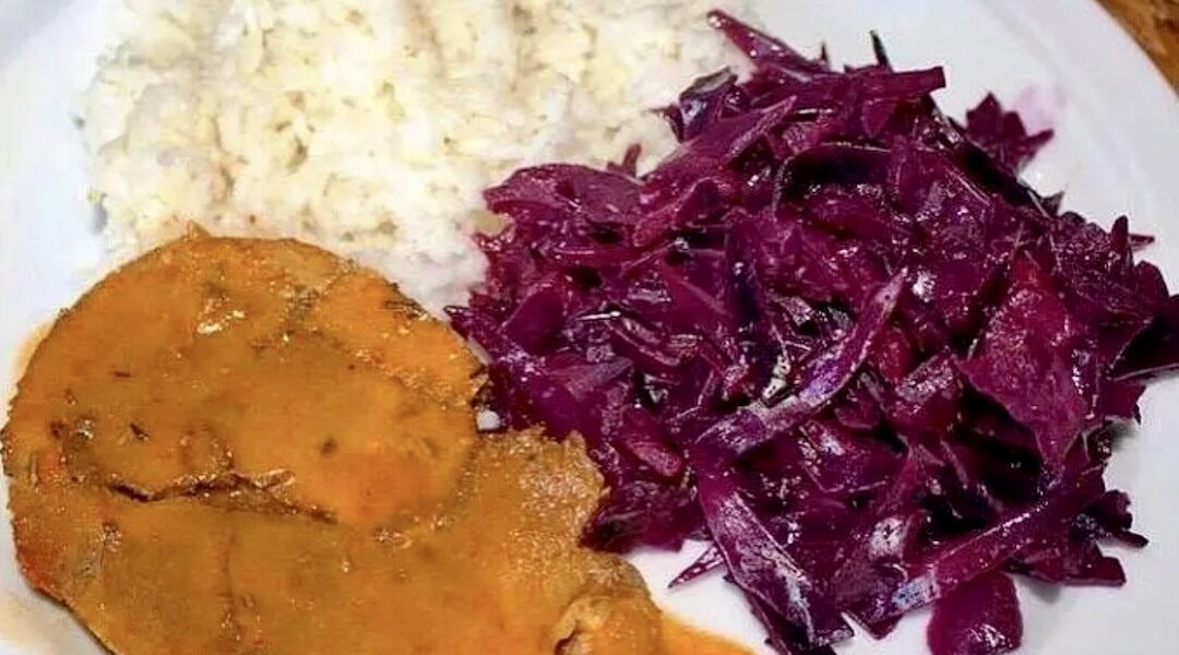 Pieczeń wieprzowa z łopatki wieprzowej bez kości dobrze przyprawiona, a następnie pieczona w rękawie i podana w sosie paprykowym.