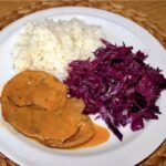 Pieczeń wieprzowa z łopatki wieprzowej bez kości dobrze przyprawiona, a następnie pieczona w rękawie i podana w sosie paprykowym.