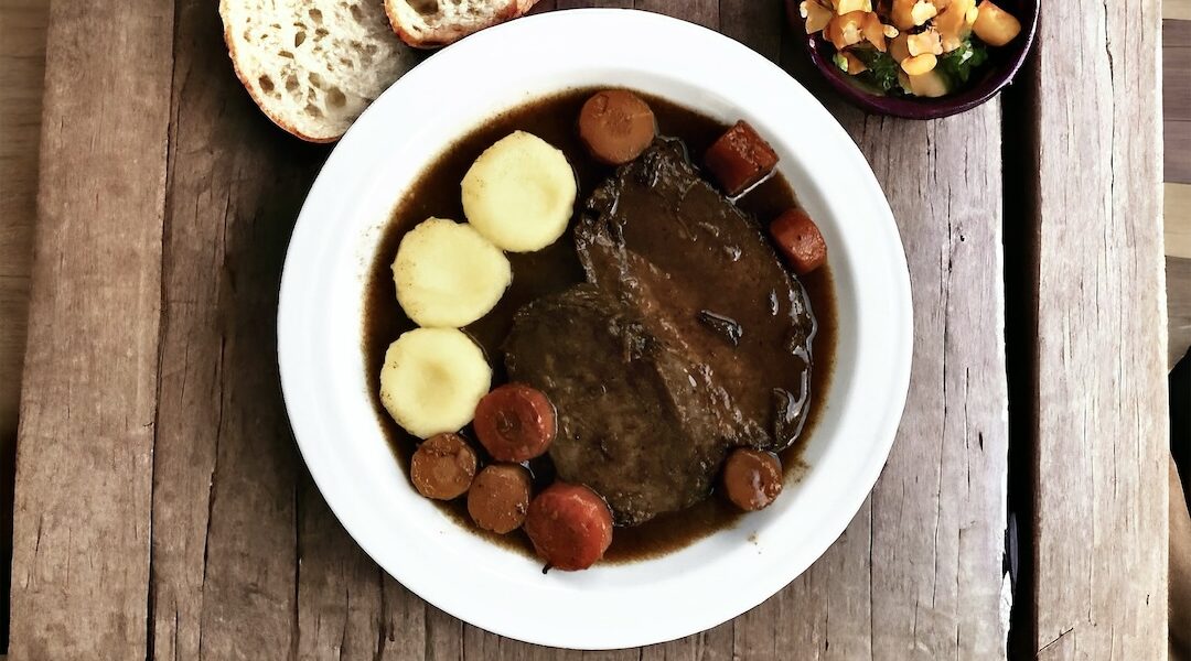 Pieczeń wołowa na kwaśno przygotowana została z mięsa marynowanego w czerwonym winie z warzywami i octem winnym, a następnie upieczonego. Sos do pieczeni doprawiamy piernikami norymberskimi lub przyprawą do pierników.