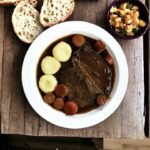 Pieczeń wołowa na kwaśno przygotowana została z mięsa marynowanego w czerwonym winie z warzywami i octem winnym, a następnie upieczonego. Sos do pieczeni doprawiamy piernikami norymberskimi lub przyprawą do pierników.