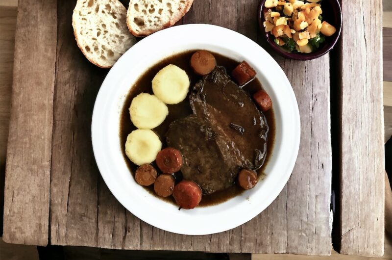 Pieczeń wołowa na kwaśno przygotowana została z mięsa marynowanego w czerwonym winie z warzywami i octem winnym, a następnie upieczonego. Sos do pieczeni doprawiamy piernikami norymberskimi lub przyprawą do pierników.