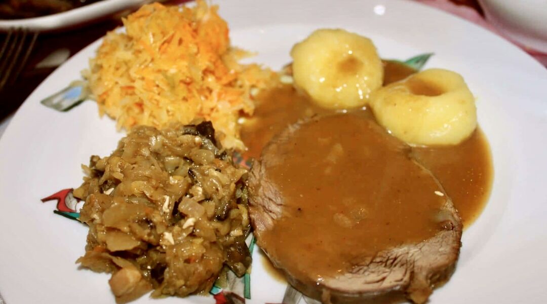 Moja pieczeń wołowa przygotowana została z łopatki wołowej pieczonej razem z warzywami, a podana została w sosie grzybowym z dodatkiem wina Porto.