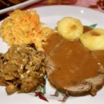 Moja pieczeń wołowa przygotowana została z łopatki wołowej pieczonej razem z warzywami, a podana została w sosie grzybowym z dodatkiem wina Porto.