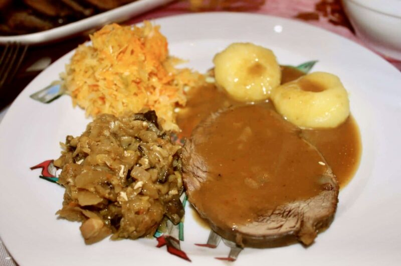 Moja pieczeń wołowa przygotowana została z łopatki wołowej pieczonej razem z warzywami, a podana została w sosie grzybowym z dodatkiem wina Porto.