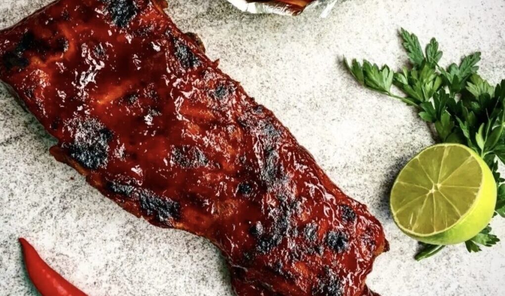 Marynowane przez noc w przyprawach żeberka wieprzowe pieczone długo w niskiej temperaturze podane z sosem BBQ.