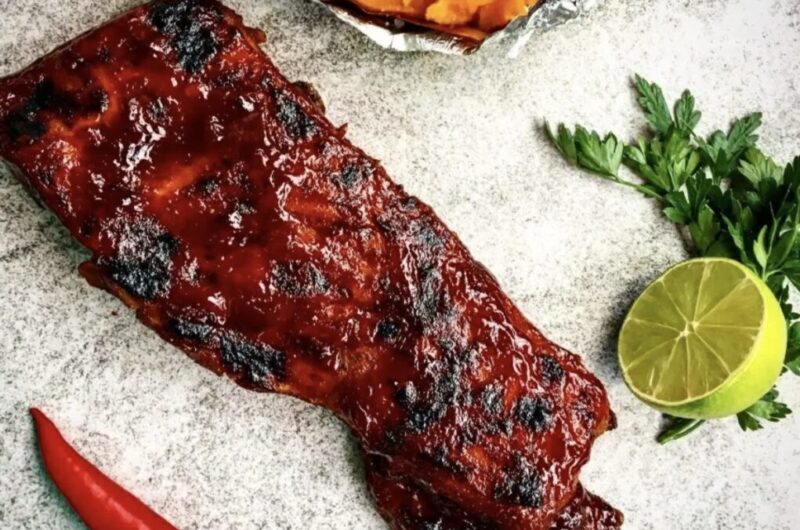 Marynowane przez noc w przyprawach żeberka wieprzowe pieczone długo w niskiej temperaturze podane z sosem BBQ.