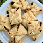 Pieczone wegańskie pierogi z farszem z botwinki i cykorii przygotowane według przepisu z greckiej wyspy Kreta.