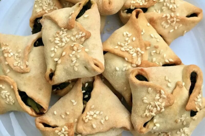 Pieczone wegańskie pierogi z farszem z botwinki i cykorii przygotowane według przepisu z greckiej wyspy Kreta.