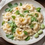 Pierogi wypełnione gotowanym bobem zmiksowanym i zmieszanym z trzema rodzajami serów z dodatkiem świeżej mięty.