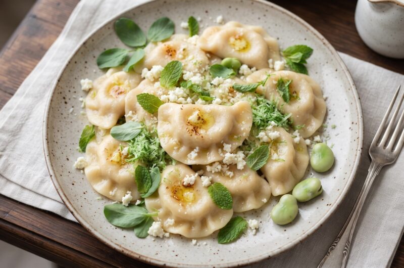 Pierogi wypełnione gotowanym bobem zmiksowanym i zmieszanym z trzema rodzajami serów z dodatkiem świeżej mięty.