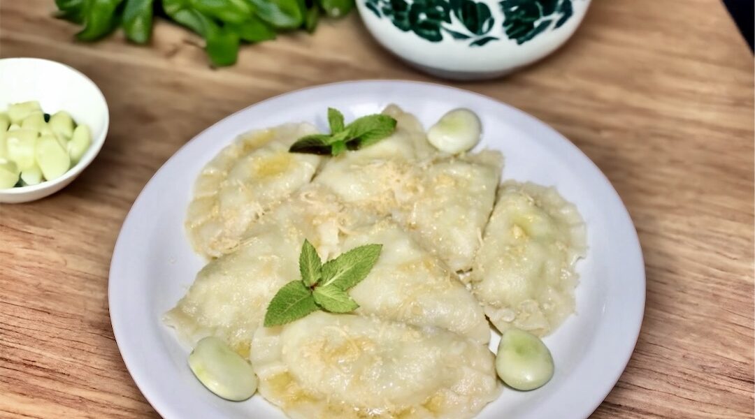 Pierogi wypełnione gotowanym bobem zmiksowanym i zmieszanym z trzema rodzajami serów z dodatkiem świeżej mięty.