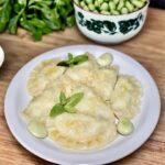 Pierogi wypełnione gotowanym bobem zmiksowanym i zmieszanym z trzema rodzajami serów z dodatkiem świeżej mięty.