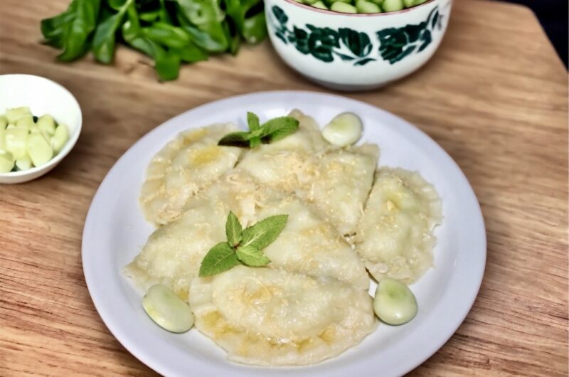 Pierogi wypełnione gotowanym bobem zmiksowanym i zmieszanym z trzema rodzajami serów z dodatkiem świeżej mięty.