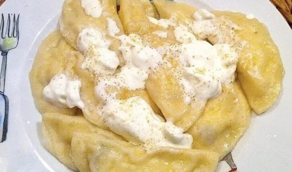 Pierogi z serem na słodko, czyli pierogi  wypełnione twarogiem zmieszanym z kwaśną śmietaną z dodatkiem rodzynek, wanilii i soku pomarańczowego.