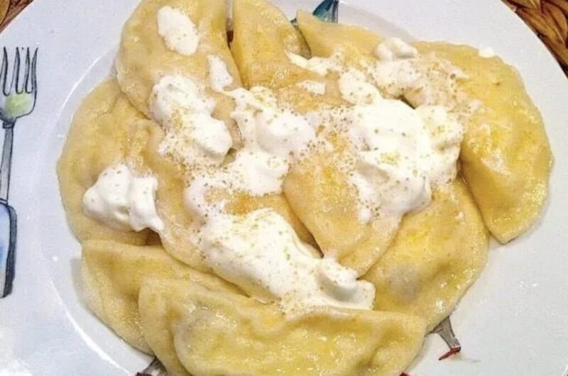 Pierogi z serem na słodko, czyli pierogi  wypełnione twarogiem zmieszanym z kwaśną śmietaną z dodatkiem rodzynek, wanilii i soku pomarańczowego.