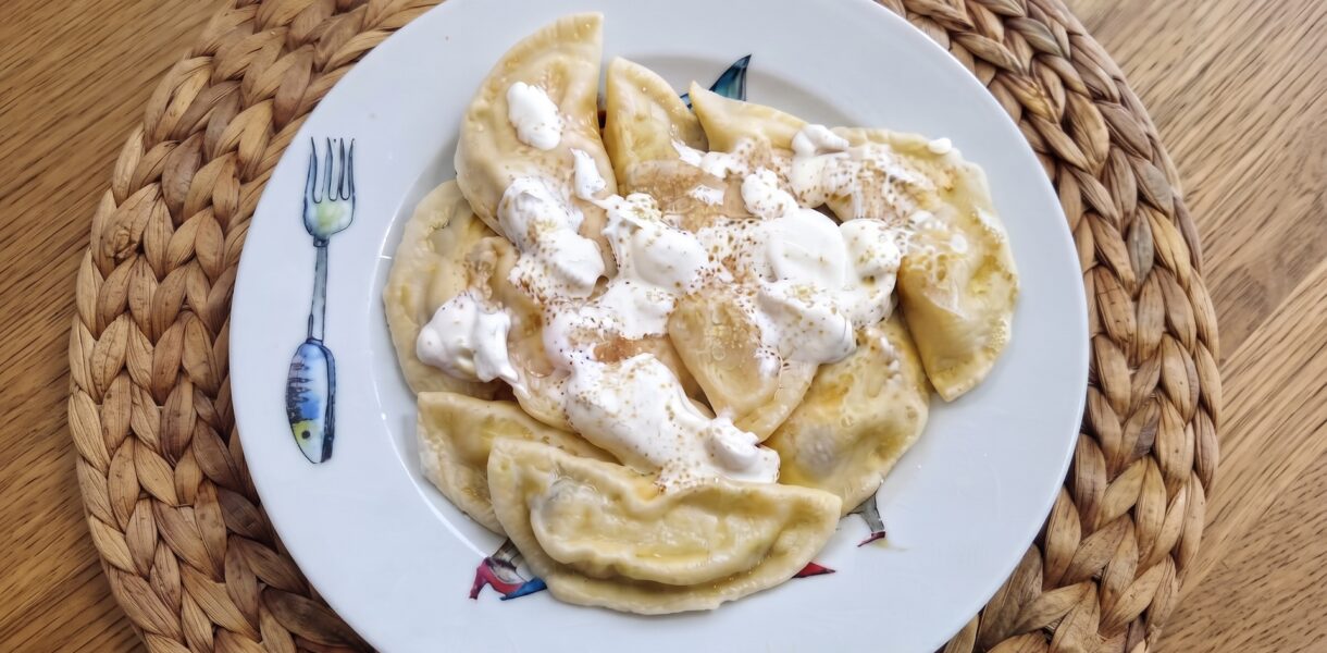 Pierogi z serem na słodko, czyli pierogi  wypełnione twarogiem zmieszanym z kwaśną śmietaną z dodatkiem rodzynek, wanilii i soku pomarańczowego.