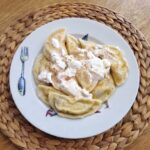 Pierogi z serem na słodko, czyli pierogi  wypełnione twarogiem zmieszanym z kwaśną śmietaną z dodatkiem rodzynek, wanilii i soku pomarańczowego.
