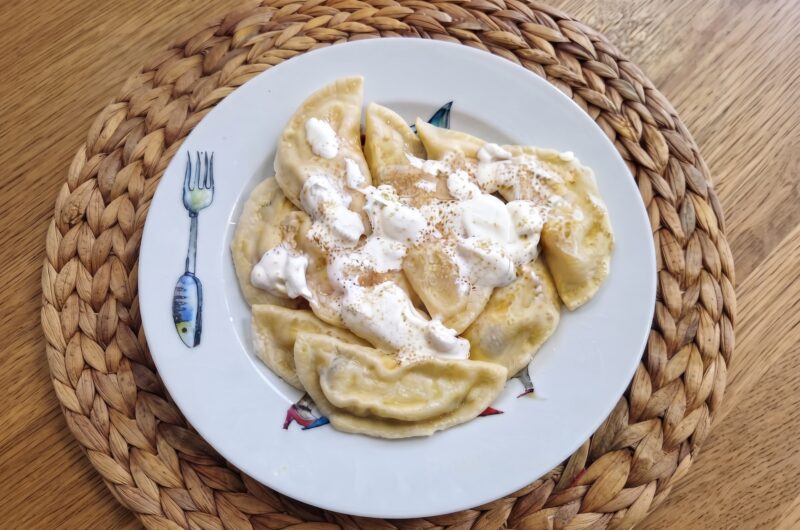 Pierogi z serem na słodko, czyli pierogi  wypełnione twarogiem zmieszanym z kwaśną śmietaną z dodatkiem rodzynek, wanilii i soku pomarańczowego.