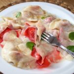 Klasyczne pierogi wypełnione dojrzałymi truskawkami podawane z kwaśną śmietaną.