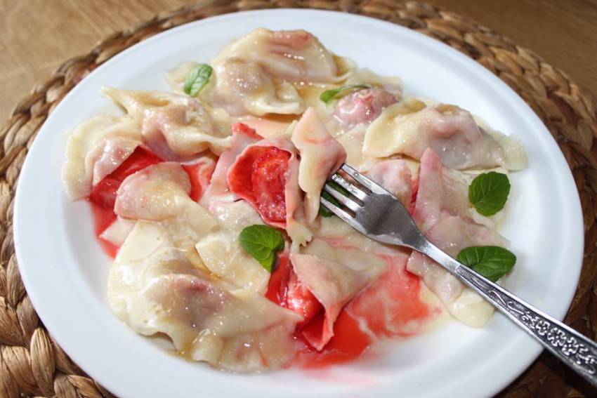 Klasyczne pierogi wypełnione dojrzałymi truskawkami podawane z kwaśną śmietaną.