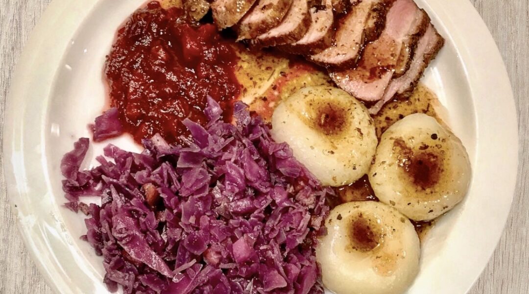 Pierś z kaczki krótko smażona, a następnie pieczona i podana w sosie własnym z dodatkiem kremu balsamicznego i z żurawiną.