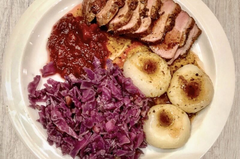 Pierś z kaczki krótko smażona, a następnie pieczona i podana w sosie własnym z dodatkiem kremu balsamicznego i z żurawiną.