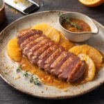 Piersi z kaczki wolno smażone, a następnie pieczone i podane w aromatycznym sosie pomarańczowym.