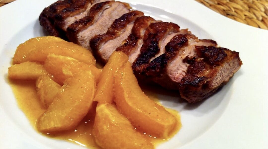 Piersi z kaczki wolno smażone, a następnie pieczone i podane w aromatycznym sosie pomarańczowym.