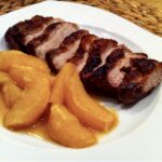 Piersi z kaczki wolno smażone, a następnie pieczone i podane w aromatycznym sosie pomarańczowym.