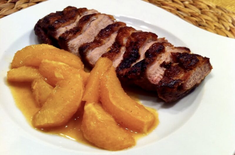 Piersi z kaczki wolno smażone, a następnie pieczone i podane w aromatycznym sosie pomarańczowym.