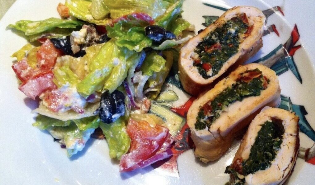 Piersi kurczaka faszerowane fetą, czyli wypełnione farszem z duszonego szpinaku i sera typu feta, następnie zawinięte jak krokiety i pieczone na ruszcie.