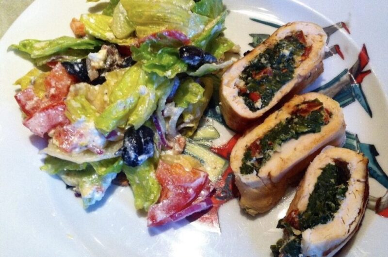 Piersi kurczaka faszerowane fetą, czyli wypełnione farszem z duszonego szpinaku i sera typu feta, następnie zawinięte jak krokiety i pieczone na ruszcie.