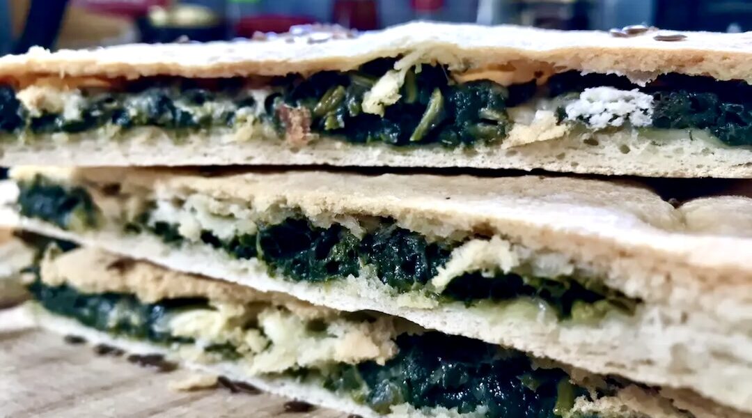 Pita przygotowana z domowego ciasta z mąki i wody i wypełniona duszonym szpinakiem i innymi ziołami oraz serem. Na koniec pita została zapieczona.